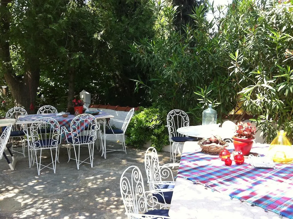 Bakkhos Guesthouse 쿠사다시 게스트하우스